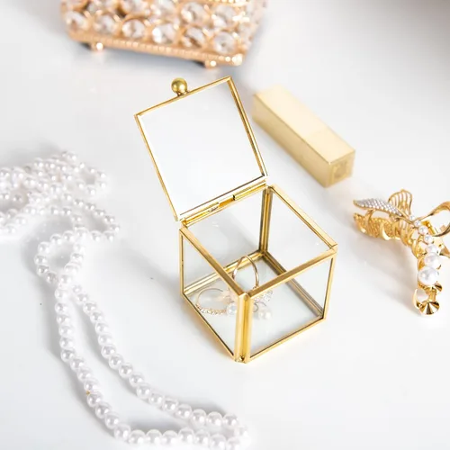 Vista 3 de Feyarl Pequeña caja de joyería de cristal transparente para baratijas aretes caja de sombra organizador decorativo para el cofre del tesoro con tapa