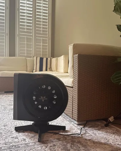 Vista 2 de Vornado STRATA Ventilador oscilante compacto con control remoto, 19 pulgadas, circulador de aire de alta velocidad, ventilador silencioso y potente