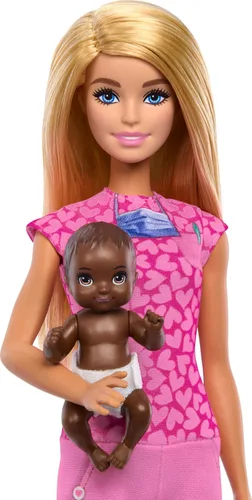 Vista 3 de Barbie Baby Doctor Playset con muñeca rubia a la moda con ropa quirúrgica rosa, muñeca de bebé, muebles y accesorios Multicolor