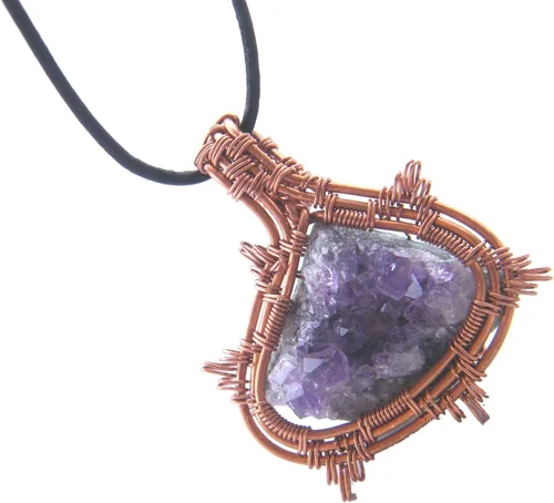 Vista 3 de Collar de amatista drusa con cuerda de cuero, collar bohemio, colgante envuelto en alambre de cobre, 45x36mm, Gema, Amatista brasileña