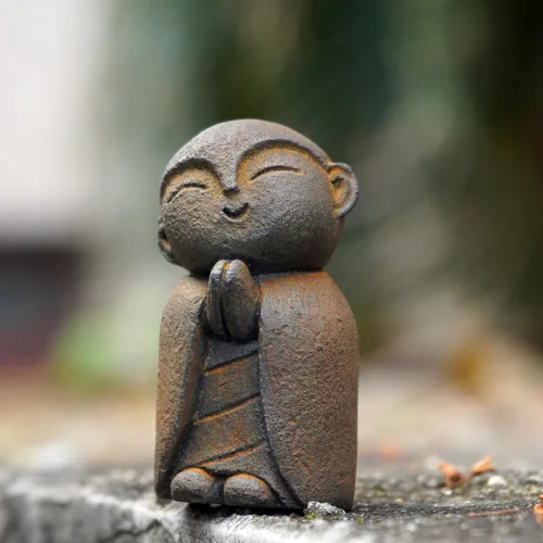 Vista 10 de OwMell Estatua de monje japonés de Jizo, figura de Buda Jizo, estatua conmemorativa del acuario, adorno de flores de hierro