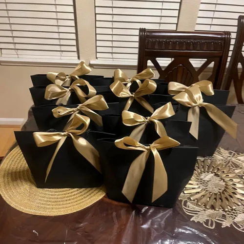 Vista 5 de Aosric Paquete de 12 bolsas de regalo negras con cinta de lazo, 7.48 x 3.54 x 7.9 pulgadas, elegante bolsa de regalo de cartulina pequeña con asas