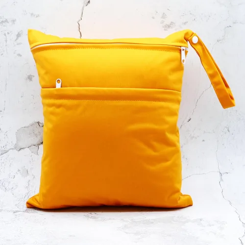 Vista 7 de 2 bolsas para pañales de tela húmedos y secos, impermeables, reutilizables, con dos bolsillos con cremallera, para viajes, playa, piscina