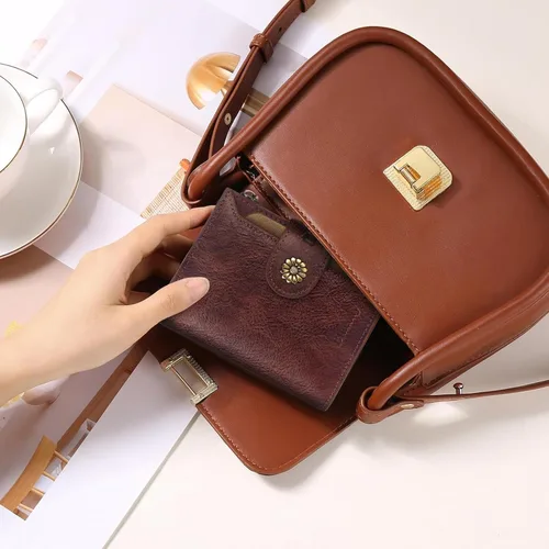Vista 8 de Cartera de cuero con doble pliegue para mujer, bloqueo RFID, tarjetero compacto, cartera pequeña con ventana para identificación extraíble, Retro