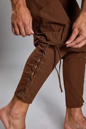 Vista 4 de Makkrom Pantalones de tobillo medievales para hombre, disfraz de pirata vikinga, con cordones, bandas cónicas, pantalones de Halloween