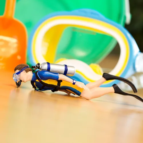 Vista 5 de Safari Ltd. Kevin the Underwater Adventurer Figurine – Figura detallada de plástico de 7 pulgadas – Divertido juguete educativo para niños, niñas