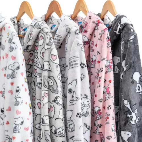 Vista 8 de Berkshire Blanket Peanuts® Snoopy VelvetLoft® - Batas suaves y ligeras para mujer, bata corta con capucha con bolsillos, regalos para mujer Peanuts