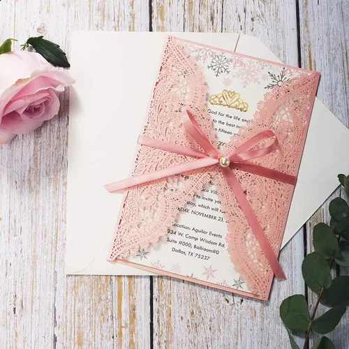 Vista 3 de 5.12 x 7.28 pulgadas, 50 unidades de invitaciones de boda de encaje hueco en blanco rosa con sobres y perlas Bowknot tarjetas de invitación de Rosado