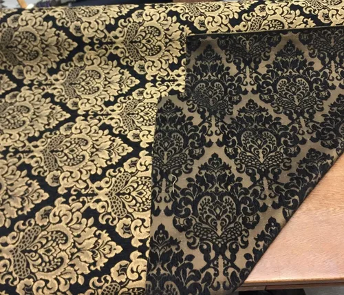 Vista 3 de Tela de tapicería de Cleopatra de oro negro con estampado de damasco de chenilla por The Yard