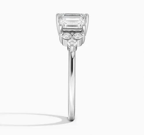 Vista 3 de IGI - Anillo de compromiso de diamantes creados en laboratorio de talla esmeralda blanca de 2.0 quilates con acento, dos esmeraldas brillantes