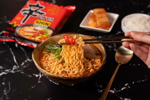 Vista 14 de Nongshim Ramen Noodles, Ramen instantáneo gourmet, sopa de fideos microondable premium, Shin picante, paquete familiar, 4.23 onzas (paquete de 16)