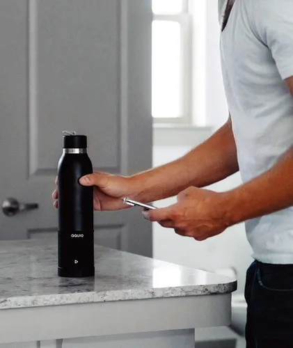 Vista 2 de Aquio IBTB2BB - Botella de hidratación aislada de acero de doble pared con altavoz inalámbrico Bluetooth recargable, alimentado por iHome, Midnight