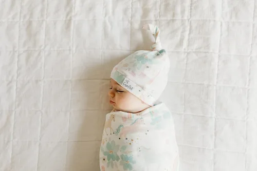 Vista 5 de Copper Pearl Gorro de bebé con nudo superior elástico suave y caprichoso
