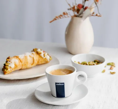 Vista 6 de Lavazza Il Filtro Classico - Café de grano entero tostado oscuro, bolsa de 2.2 libras, italiano auténtico, mezclado y tostado en Italia, notas