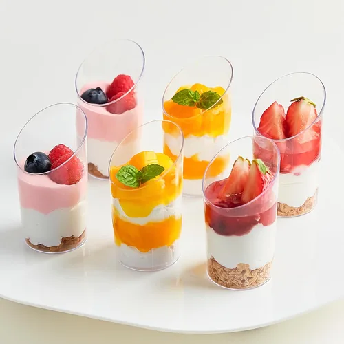 Vista 4 de Paquete de 100 mini tazas de postre con cucharas, vasos de plástico transparente de 2.2 onzas para parfait reutilizables, vasos pequeños para servir