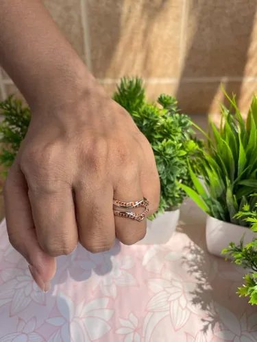 Vista 8 de Red Garnet - Anillo de refuerzo en forma de V para mujer, acabado en oro de 14 quilates, anillo de aniversario