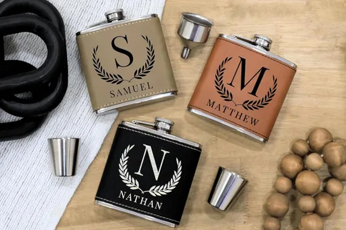 Vista 8 de Frasco personalizado para regalo de boda. Regalo personalizado para bebidas. Frasco de cuero sintético grabado para padrinos de boda (negro y dorado)