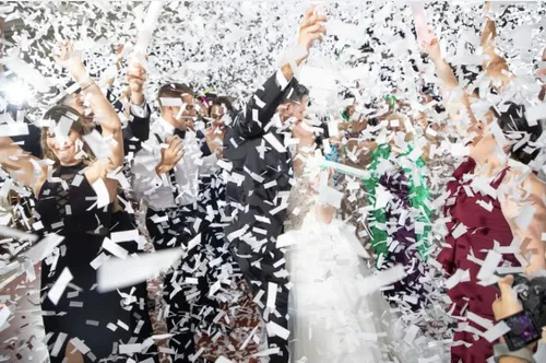 Vista 11 de BATTIFE Paquete de 40 varitas de confeti blanco, confeti de papel de seda de 14 pulgadas, palitos de aleteo para bodas, celebraciones, aniversarios