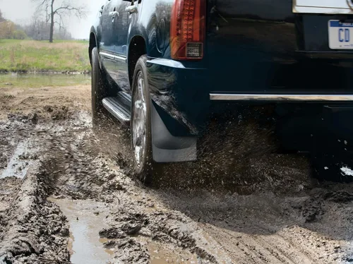 Vista 8 de WeatherTech Guardabarros personalizado sin taladrar para Ford F-150 Raptor, juego delantero, medio y trasero (110150-110151-120150), color negro