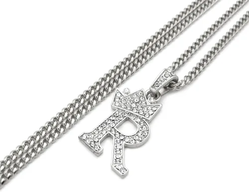 Vista 3 de Colgante empedrado de letra inicial con corona, pequeño de 0.12 pulgadas y unisex, collar de cadena cubana de 24 pulgadas en oro, tono plata.