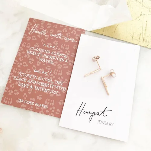 Vista 4 de HONEYCAT Lucy Tiny Drop Bar - Pendientes en oro, oro rosa o plata, joyería minimalista y delicada