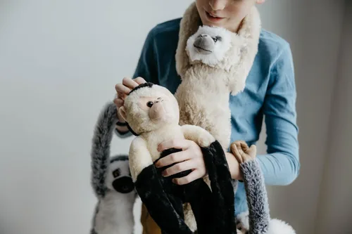 Vista 3 de The Petting Zoo Peluche de mono capuchino colgante, regalos para niños, 20