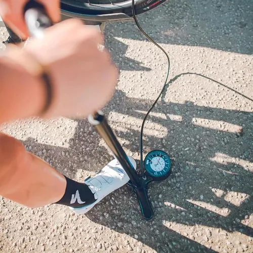 Vista 7 de LEZYNE Bomba de piso de acero 3.5 de alta presión para bicicleta Negro (Flat Black)