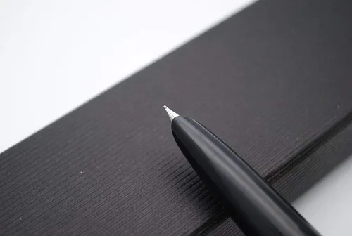 Vista 4 de JINHAO 51A Pluma estilográfica acrílica de celuloide con tapa de acero (rojo fluorescente, punta extrafina, 0.015 in)