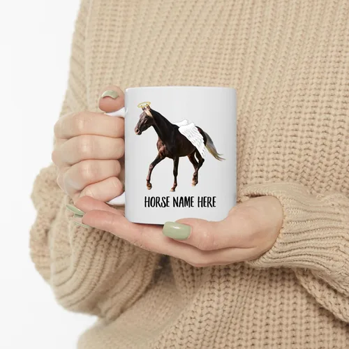 Vista 3 de Taza de café conmemorativa personalizada con alas de ángel y caballo de montaña rocosa, color negro, regalo de condolencias para los amantes