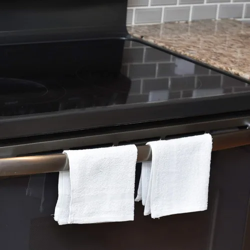 Vista 6 de Pacific Linens Paquete de 24 toallas blancas finas de 100 % algodón, ligeras, de grado comercial y ultra absorbentes