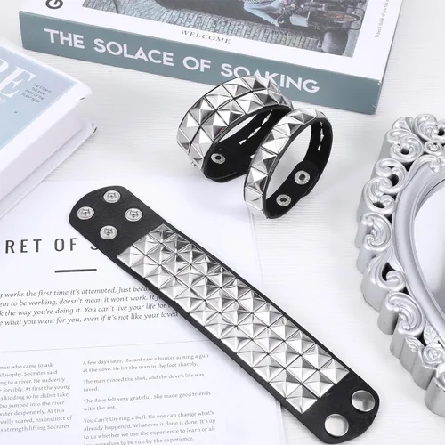 Vista 4 de 3 pulseras punk rock tachonadas, de piel sintética, estilo gótico, de los años 80, joyería con pinchos emo, accesorios para mujeres, hombres, fiesta