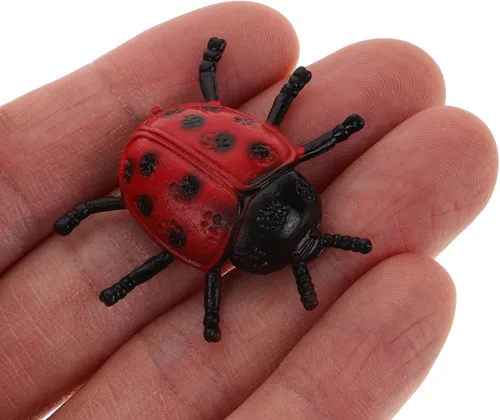 Vista 4 de NUOBESTY 30 figuras de mariquita falsa realistas modelos de mariquita para Halloween, accesorios de broma complicada, recuerdos de fiesta para niños