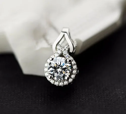 Vista 2 de Oasis Diamond Halo Colgante Collar