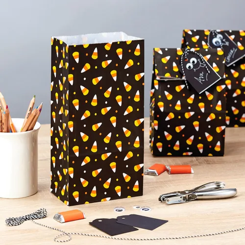 Vista 2 de Hallmark Bolsas de papel para fiestas de Halloween, golosinas y golosinas (30 bolsas: maíz negro y caramelo) para fiestas en el aula, bolsas