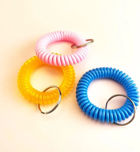 Vista 3 de 50 llaveros elásticos en espiral para muñeca, pulsera para deportes al aire libre, multicolor