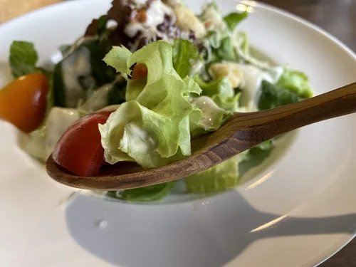 Vista 4 de FAAY Cucharas de cocina y ensalada de teca tailandesa (paquete de 2), 9.5 pulgadas, hechas a mano en Tailandia, acabado de aceite de coco natural
