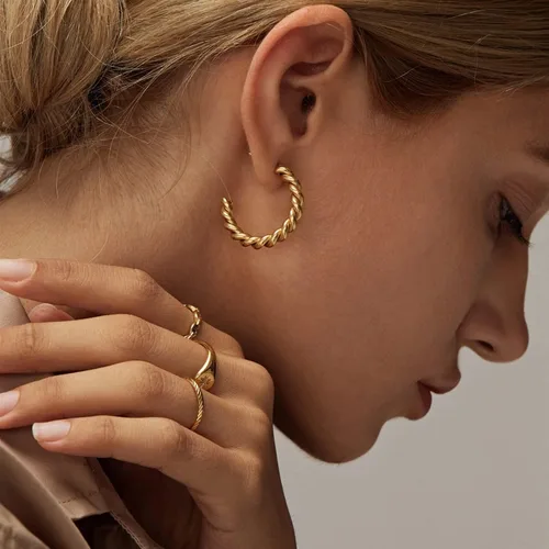 Vista 4 de PICKBEAU 5 Pairs Gold Hoop Earrings for Women 18K Gold Plated Huggie Hoop Earrings Set for Girls Hypoallergenic Cartilage Earrings Lightweight