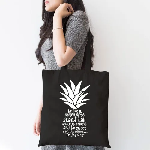 Vista 2 de TSIIUO Bolsa de lona con texto en inglés "Be a Pineapple Stand Tall and Wear a Crown", divertida bolsa de compras reutilizable inspiradora