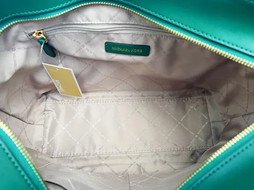 Vista 2 de Michael Kors Jet Set - Bolsa de cadena con bolsillo frontal mediano y cremallera superior color verde joya Verde joya M