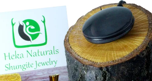 Vista 2 de Heka Naturals Collar con colgante de cristal Shungite Cristales curativos y collar de chakras Joyas de piedras preciosas para hombres y mujeres