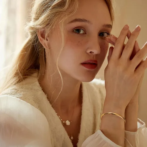 Vista 4 de HAIAISO Pulsera chapada en oro de 14 quilates de 0.236 pulgadas para mujer, pulsera lisa pulida, regalo para el día de San Valentín