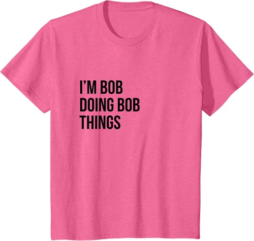 Vista 36 de Camiseta con texto en inglés "I'm Bob Doing Bob Things" Asfalto