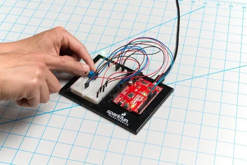 Vista 4 de SparkFun Kit del inventor - v4.1.2 (SIK) RedBoard Qwiic- Tablero blanco sin soldadura - Estuche de transporte - LCD blanco sobre negro