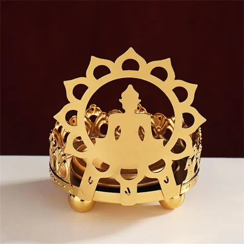 Vista 5 de Lámpara de mantequilla Ghee Portavelas de taza dorada Lámpara de aceite de latón tibetano Suministros de altar budista Hueco de metal tallado luz
