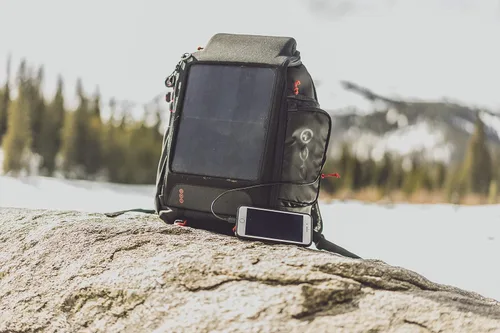 Vista 8 de Voltaic Systems OffGrid - Cargador solar para mochila con batería V50, 10 W, alimenta teléfonos, tabletas, dispositivos USB y más