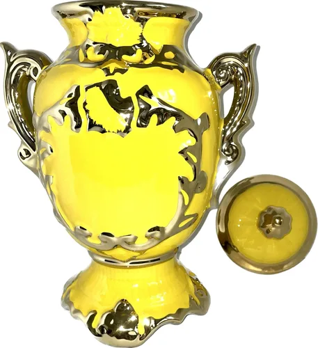 Vista 2 de Sopera de porcelana para Ochun amarilla con acentos dorados en forma de trofeo con capacidad de 4 litros