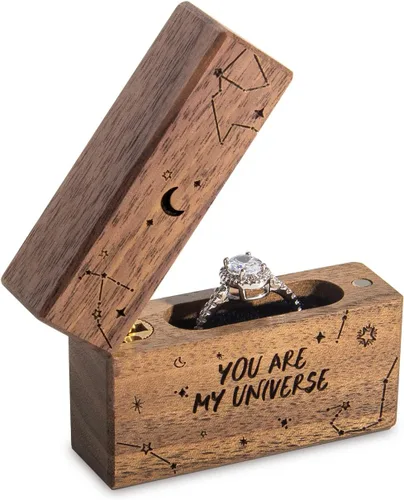 Vista 4 de Caja de anillo de compromiso de madera, pequeña funda plana delgada para propuesta, boda (You are my universe)