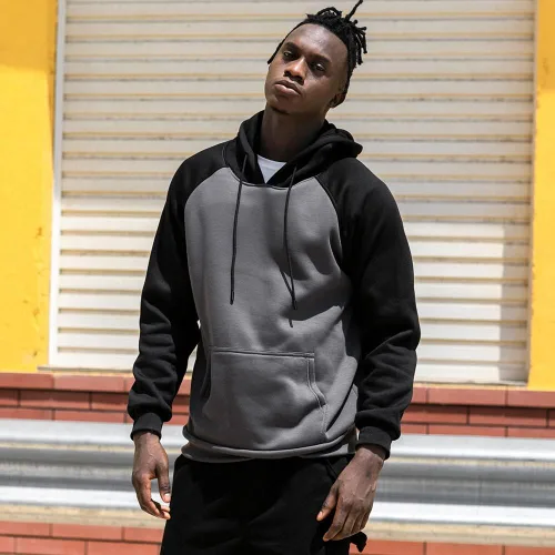 Vista 2 de Sudadera con manga larga estilo raglán en contraste, con forro polar, con capucha y bolsillo tipo canguro, para hombre