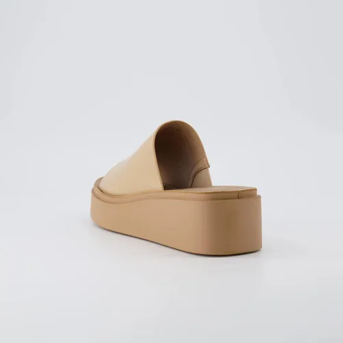 Vista 5 de CUSHIONAIRE Sandalia Play One Band de plataforma para mujer con espuma viscoelástica