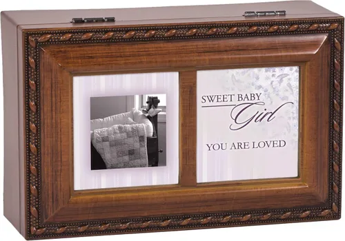 Vista 2 de Cottage Garden Sweet Baby Girl Loved Crib Quilt Woodgrain Rope Trim Joyero Caja de música reproduce la canción de cuna de Brahms